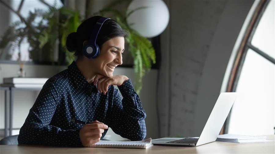 Support technician smiling while assisting a client remotely